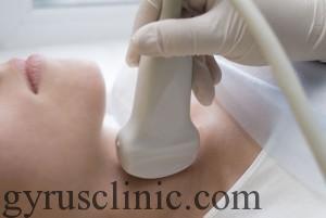 Scaing of a thyroid of woman